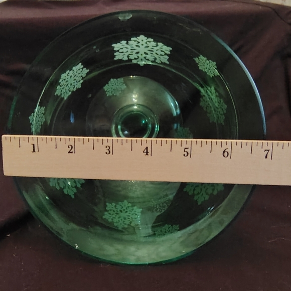 Vintage 1960's Green Glass Footed Bowl with Etched Snowflakes - Picture 4 of 7